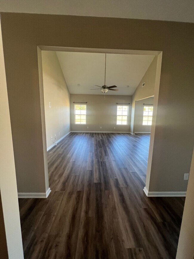 Building Photo - PRICE REDUCED! - 4 Bedroom/2 Bathroom  Home in Thomson, Georgia just off the Bypass