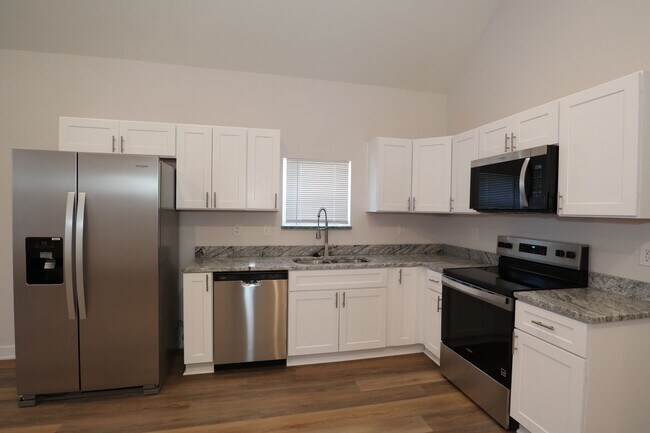 Building Photo - 3 Bedroom Upstairs Duplex in Near Eastside!