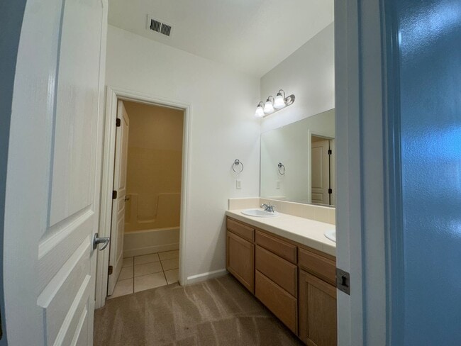 Building Photo - 5781 E Kaviland Ave