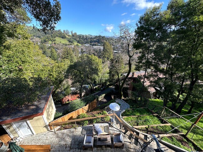Building Photo - Gorgeous Hillside View, Modern Flat