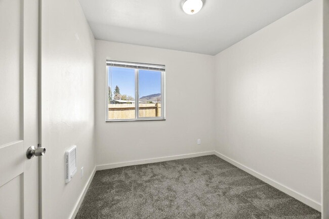 Building Photo - Newer Duplex for Rent Between Twin Bridges and Sheridan!