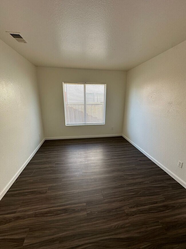 Building Photo - 3 BEDROOM ADELANTO HOME