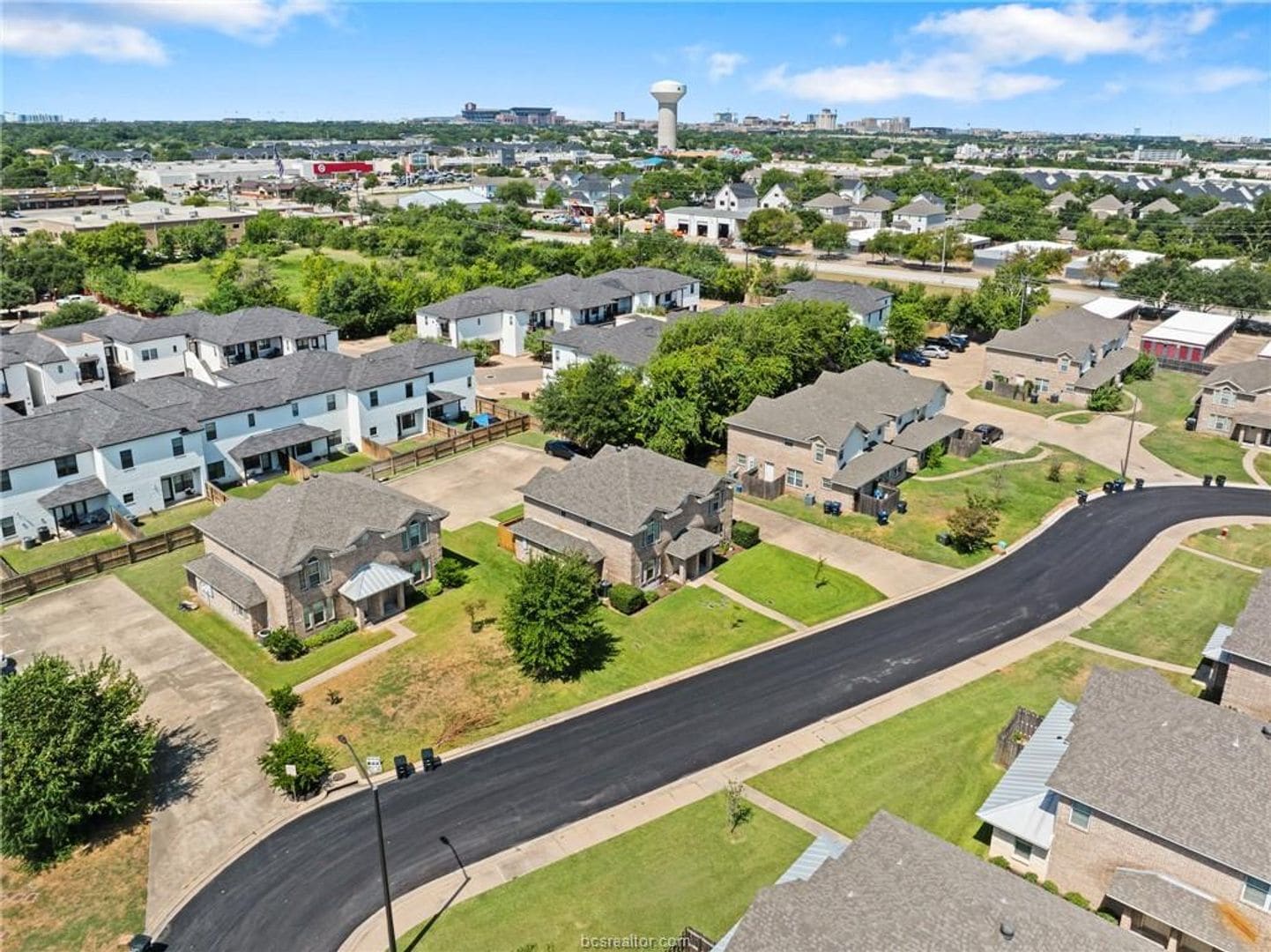 Building Photo - $500 OFF FIRST MONTH'S RENT! Great 3 Bed, 3 Bath Duplex for Fall 2026 Pre-Lease