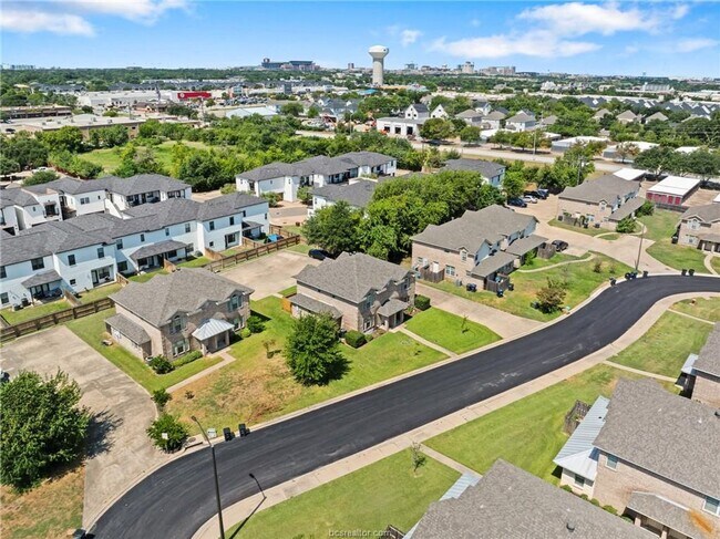 Building Photo - $500 OFF FIRST MONTH'S RENT! Great 3 Bed, 3 Bath Duplex for Fall 2026 Pre-Lease