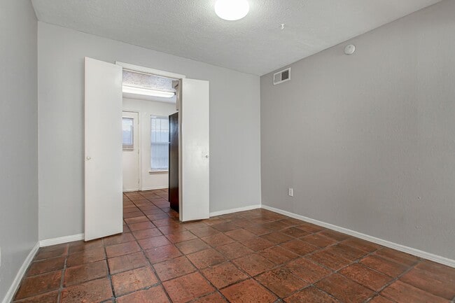 Building Photo - 10248 Regal Oaks Dr