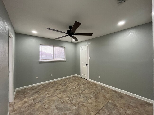 Building Photo - UPDATED HOME WITH BONUS ROOM