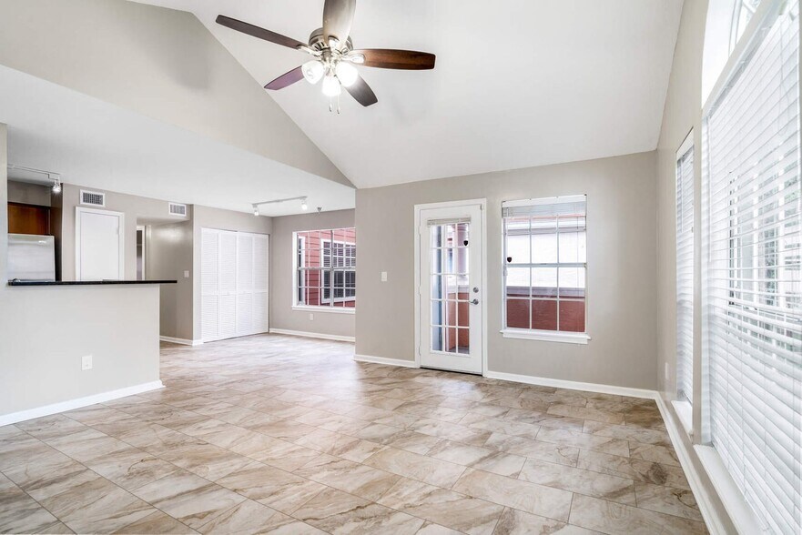 Building Photo - 1055 Crystal Way