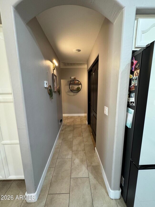 Building Photo - 734 E Kelsi Ave