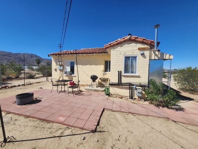 Building Photo - Coming Soon! Furnished One Bedroom with Bo...