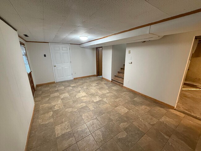 Building Photo - 2102 Woodlea Dr