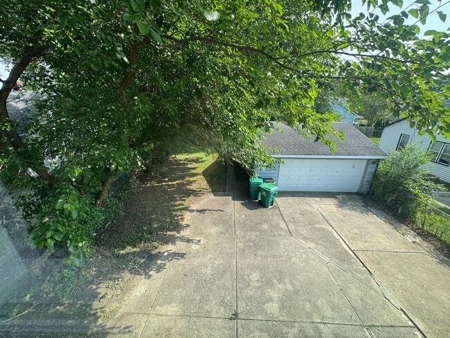 Building Photo - Gorgeous 3 bed 2 bath Eastpointe bungalow ...
