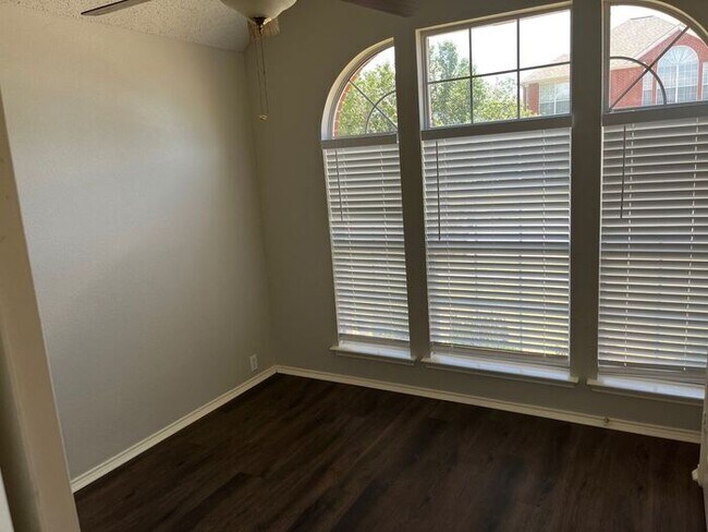 Building Photo - Bright & Inviting Home with Walk-In Closet...