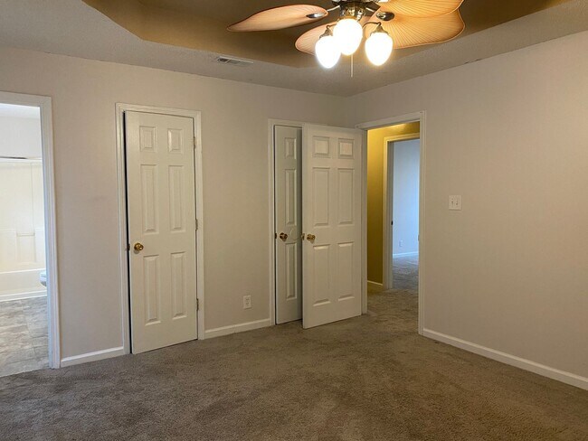 Building Photo - Great Location!!3 Bed/2.5 Bath near exit 1...