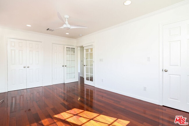 Building Photo - 252 Hampton Dr