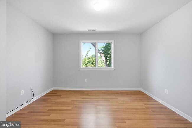Building Photo - 27 Darien Way