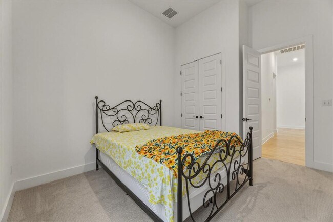 Building Photo - 2941 Delaware St