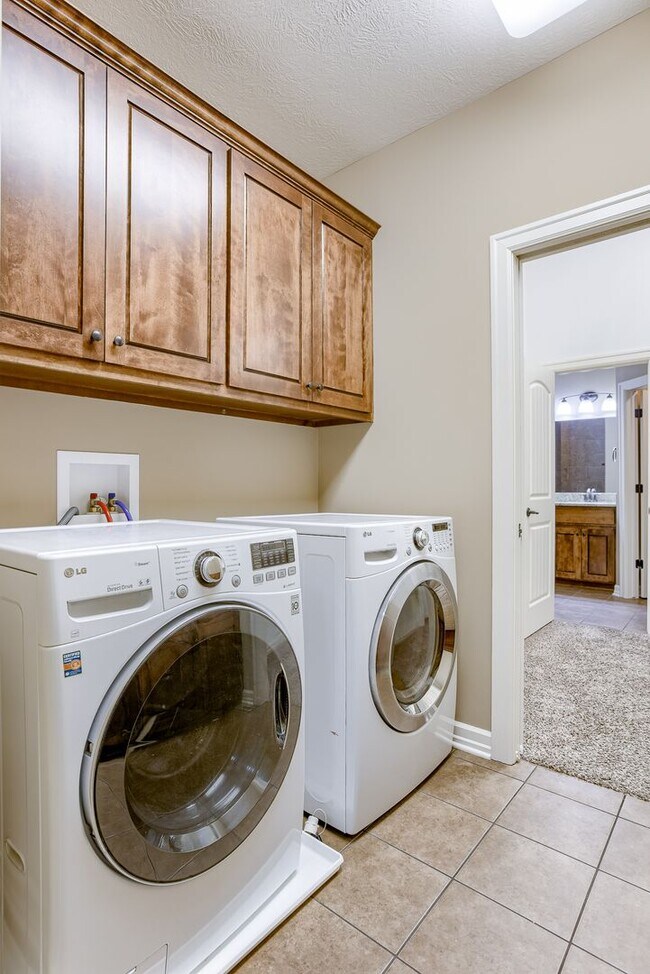 Building Photo - Beautiful 4 Bedroom In Shadow Lake!!