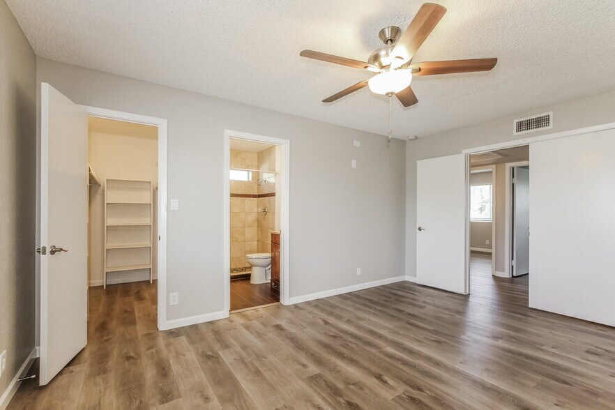 Building Photo - 560 E Morrow Dr