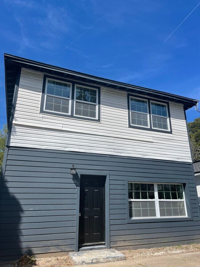 Building Photo - Charming Upstairs 2/1 - Available Now!