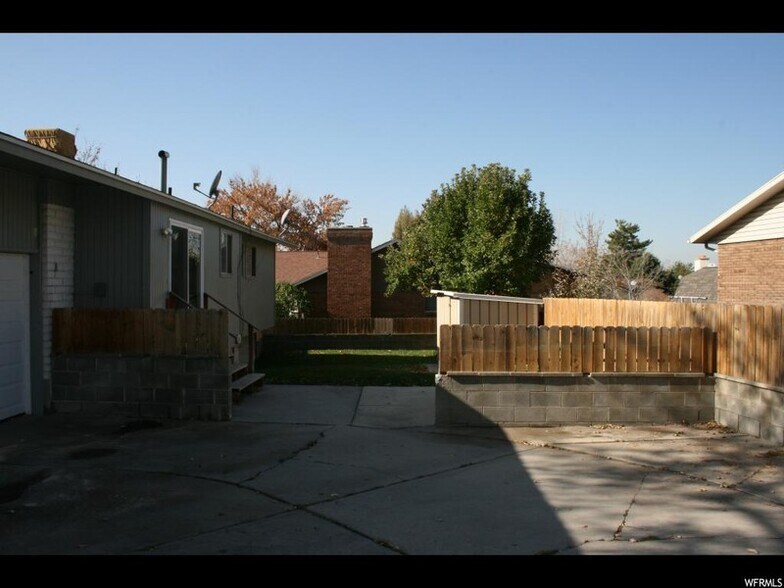 Building Photo - 1125 E Fallbrook Way
