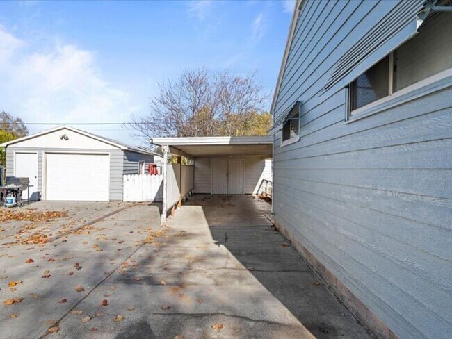 Building Photo - 1006 Van Giesen St