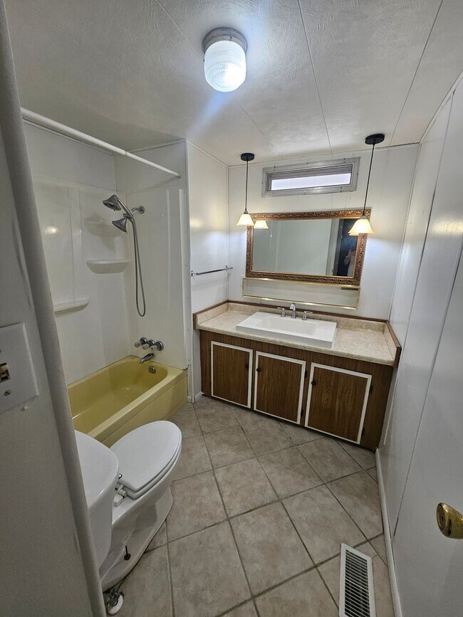 Building Photo - 2 Bedroom Mobile Close to the River