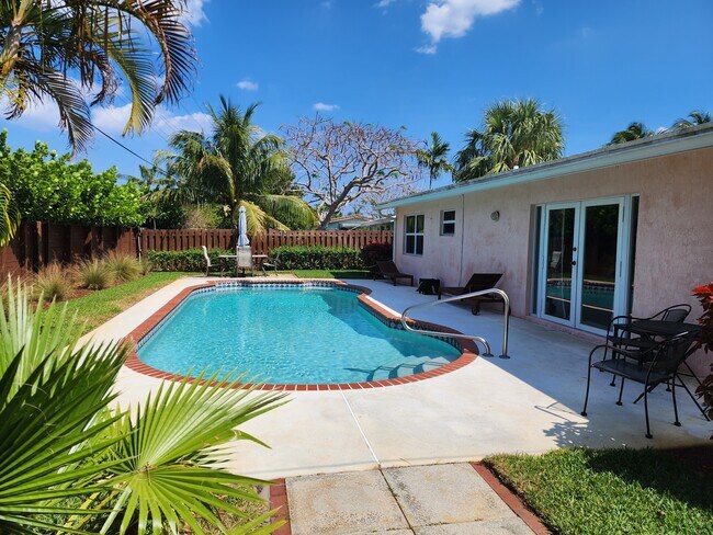 Building Photo - 2731 NE 53rd St