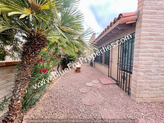 Building Photo - 7876 N Sendero Tres