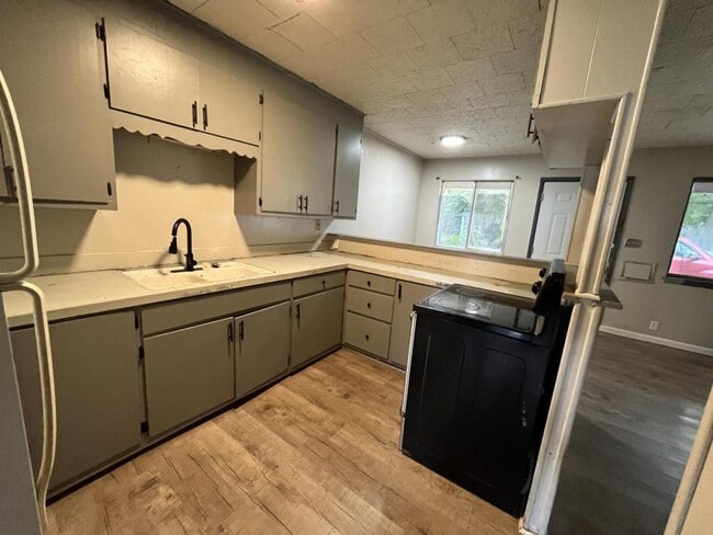 Building Photo - 507 S Connor Ave