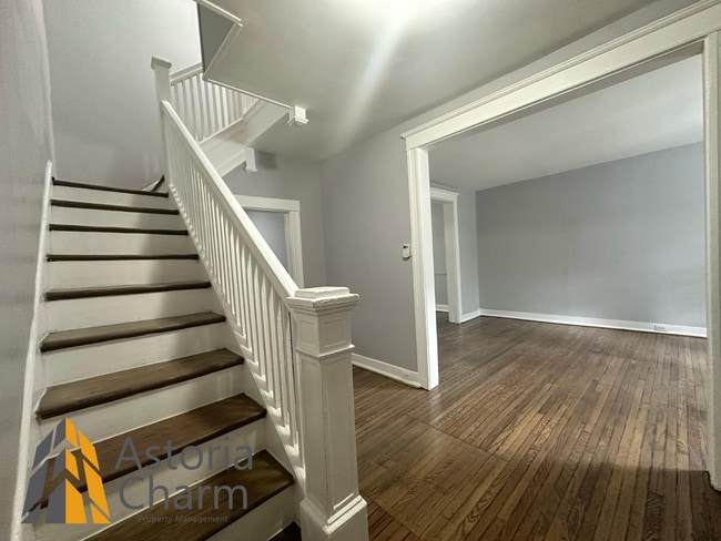 Building Photo - 4 bedroom 1 bath or 3 bedroom + den AVAILA...