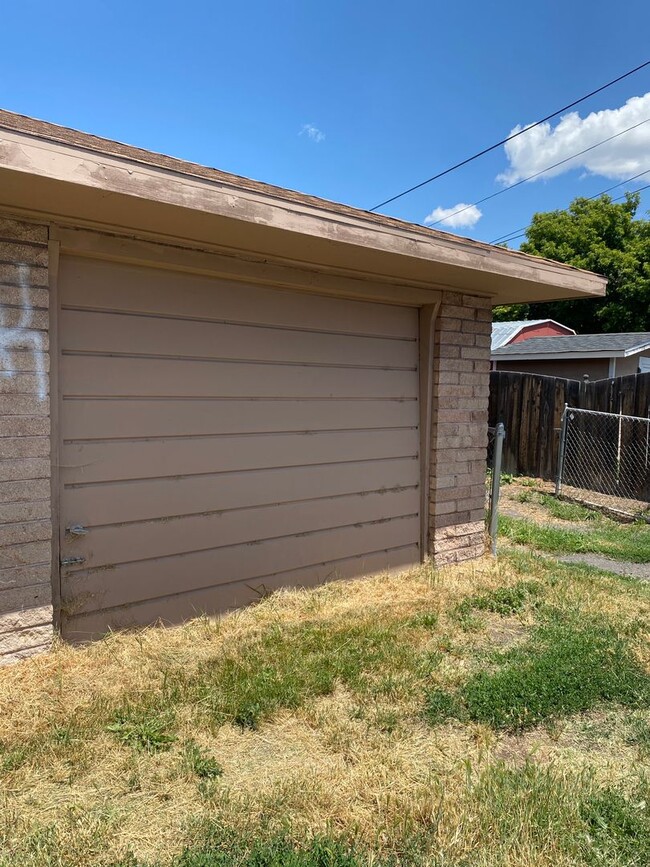 Building Photo - 2 Bed 1 Bath Duplex with Detached Garage