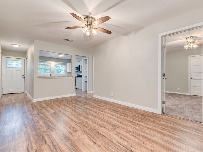 Building Photo - Fully Remodeled 4BR Home in East Austin – Modern Upgrades & Spacious Yard