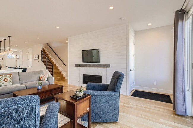 Building Photo - New Build 3 BDR Townhome in Highlands
