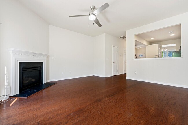 Building Photo - 2be / 2.5ba Townhome Near Hope Valley Farms!