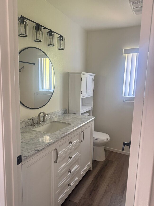 Building Photo - 4 Bed/3Bath