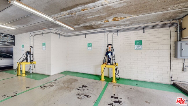 Building Photo - 2222 Ave of the Stars