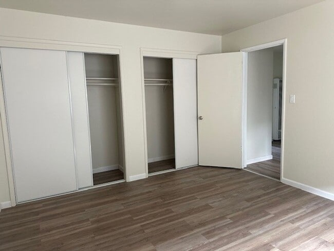 Building Photo - 55-1502