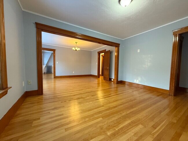 Building Photo - 58 Oxford St N