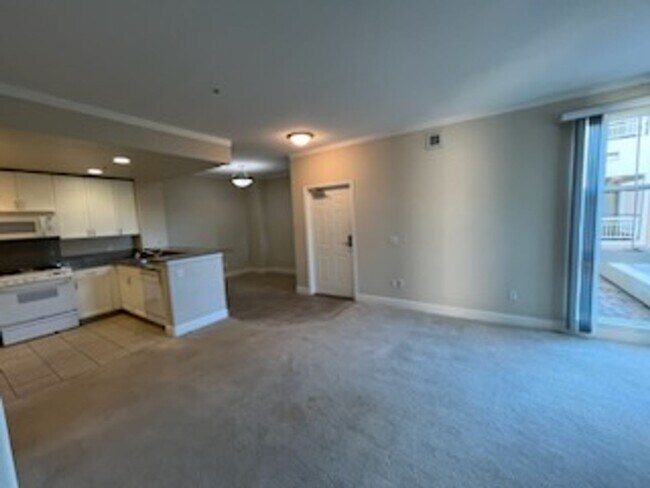 Building Photo - Epic REA - Great 1 BR/1 BA Condo w/Parking...