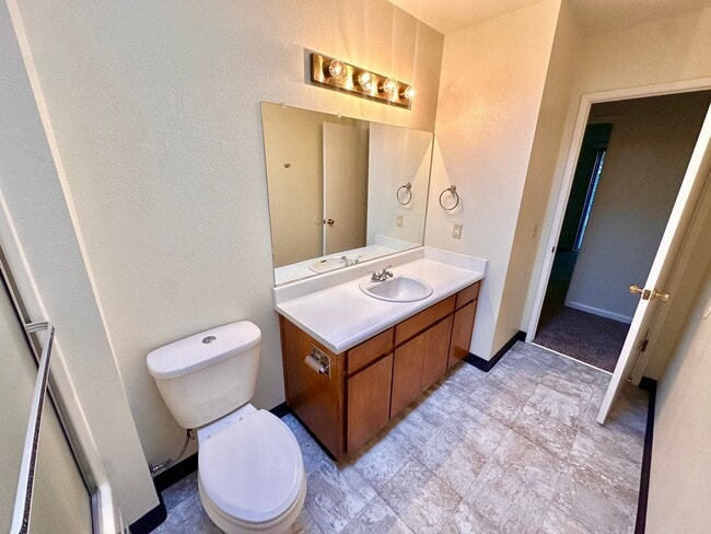 Building Photo - MOVE IN SPECIAL $500 off of first months rent!!