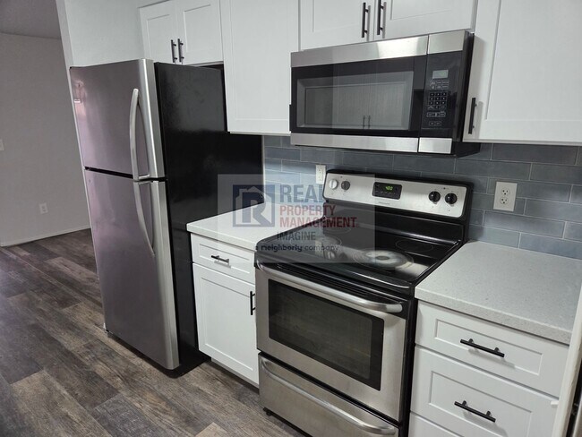 Building Photo - Check Out This Completely Remolded 3 Bedroom, 2.5 Bath Townhome!