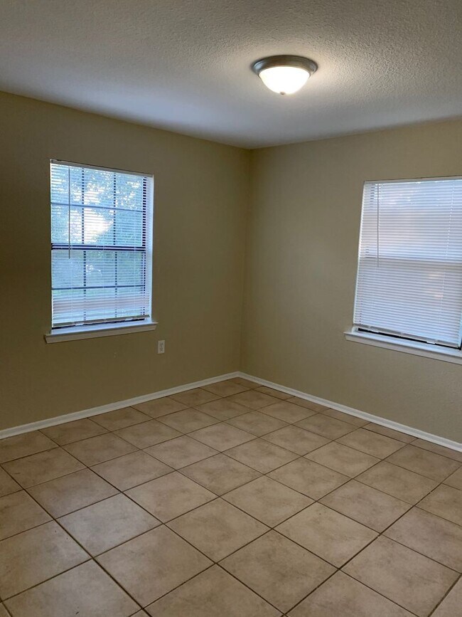 Building Photo - 6139 Syrcle Ave