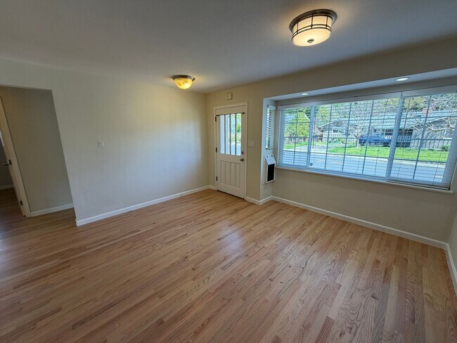 Building Photo - Beautifully Updated Glenwood (San Rafael) 3x2 Home with Large Yard, HW Floors, Garage