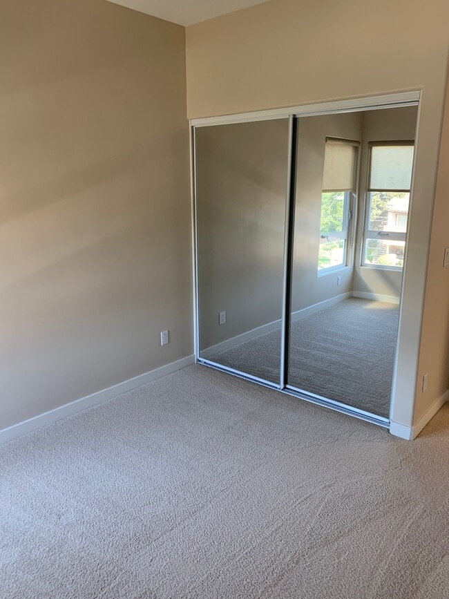 Building Photo - Modern 3 Bed/ 4 Bath, Detached, Private Dr...