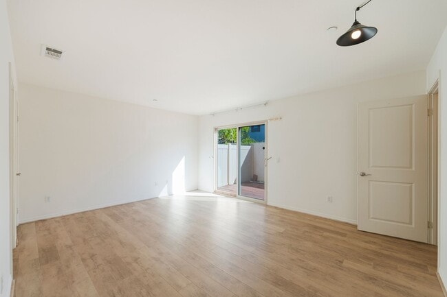 Building Photo - Secured and Quiet Townhome in Private Comm...