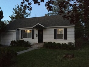 Building Photo - Newly updated 2 bedroom in excellent location!!