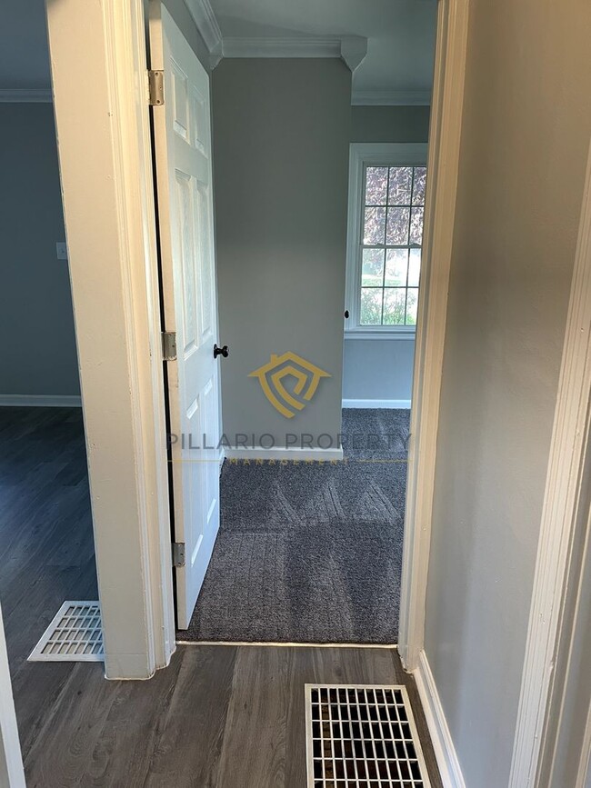 Building Photo - AVAILABLE NOW! Updated, Anderson 2 Bedroom...