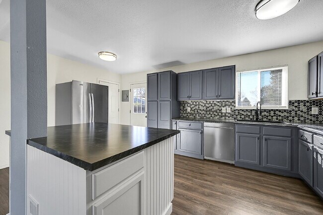 Building Photo - $1,900.00, 3-bed, 2-bath located in Colora...