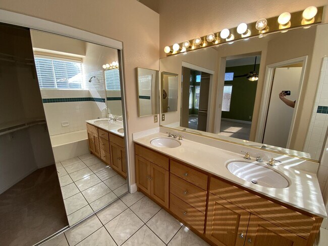 Building Photo - Charming Single-Story Home in Tracy — Acro...