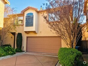 Building Photo - Beautiful 3 Bed 2.5 Bath Santa Clara Townh...